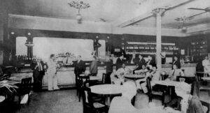 Hotel Ambos Mundos. Vista del salón Restaurante y Café en la calle Obispo, Habana (Ca. 1936).