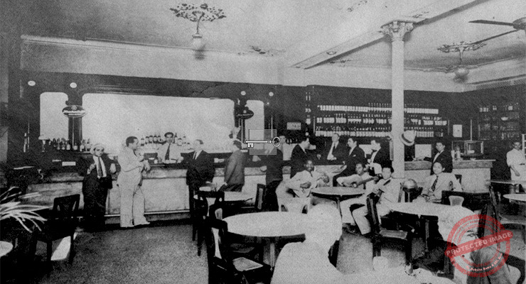Hotel Ambos Mundos. Vista del salón Restaurante y Café en la calle Obispo, Habana (Ca. 1936).