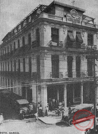 Hotel Cervantes en Surgidero de Batabanó y la fachada principal de su edificio (Ca. 1929).