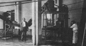 La Estrella Blanca de J. Merlín y Cía. Molino y prensa hidráulica para la extracción de jugos (Ca. 1929).