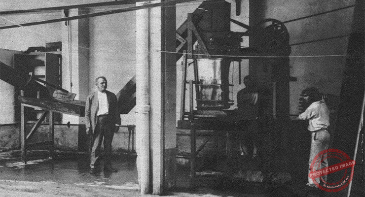 La Estrella Blanca de J. Merlín y Cía. Molino y prensa hidráulica para la extracción de jugos (Ca. 1929).