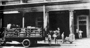 Vista de los almacenes de Uribarri y Hermanos en la Calzada del Cerro, Habana (Ca. 1929).