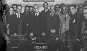 Visita al Ayuntamiento de Cienfuegos. Presidente de la república coronel Federico Laredo Bru, alcalde Dr. Armando Aguilar y jefe del ejército Fabián Martínez (Ca. 1938).