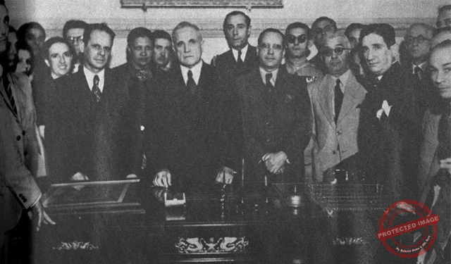 Visita al Ayuntamiento de Cienfuegos. Presidente de la república coronel Federico Laredo Bru, alcalde Dr. Armando Aguilar y jefe del ejército Fabián Martínez (Ca. 1938).