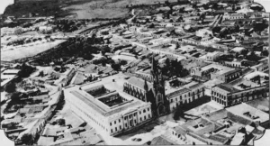 Perspectiva de una parte de la ciudad de Camagüey, destacándose en primer término la Iglesia del Sagrado Corazón (Ca. 1928)