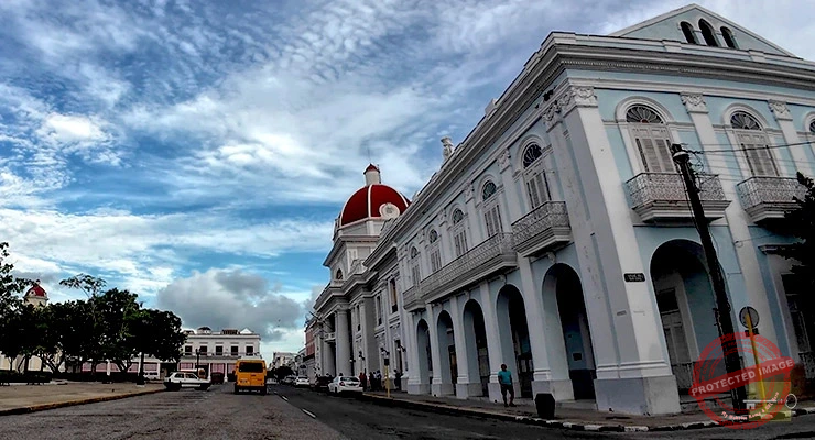 Edificio del Casino Español de Cienfuegos frente al Parque Martí (Ca. 2025).
