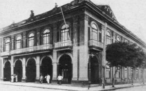 Lujosa fachada del edificio del Casino Español de Cienfuegos que se levanta frente al Parque Martí (Ca. 1929).