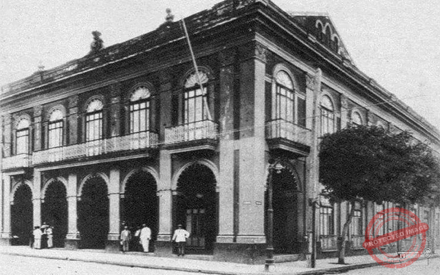 Lujosa fachada del edificio del Casino Español de Cienfuegos que se levanta frente al Parque Martí (Ca. 1929).