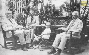 Edwin F. Atkins, dueño del Central Soledad, con su hijo, nieto y administrador Hughes (Ca. 1919).