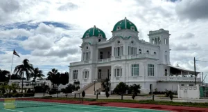 Vista del edificio social del Cienfuegos Yacht Club (Ca. 2025).