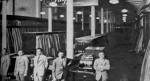 Almacenes de paños y novedades El Imperial. Interior del establecimiento y gerentes (Ca. 1929).