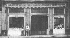 Exterior de la Gran Fábrica de Objetos de Cartón propiedad de Antonio Pérez Barro.