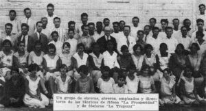 Grupo de obreros, empleados y directores de las fábricas de fideos La Prosperidad y de fósforos La Tropical de Hernández y Arroyo (Ca. 1929).