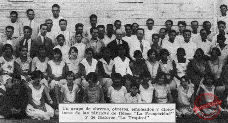 Grupo de obreros, empleados y directores de las fábricas de fideos La Prosperidad y de fósforos La Tropical de Hernández y Arroyo (Ca. 1929).