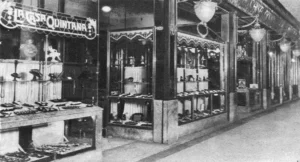 Frente de La Casa Quintana y elegantes vidrieras de joyería y artículos para regalos en la Habana (Ca. 1929).