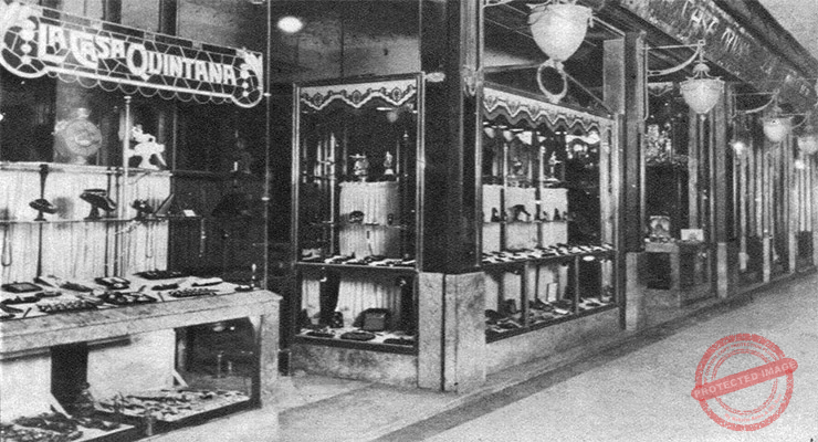 Frente de La Casa Quintana y elegantes vidrieras de joyería y artículos para regalos en la Habana (Ca. 1929).