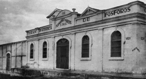 Fachada del edificio de la fábrica de fósforos La Tropical de Hernández y Arroyo (Ca. 1929).