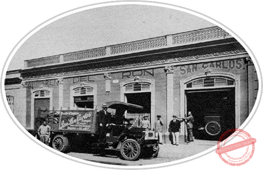 Fachada principal de los almacenes del ron San Carlos en Cienfuegos (Ca. 1929).