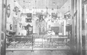 Cienfuegos. Departamento de joyería y escritorio de la casa Viuda de Villapol, Fernández y Ca. (Ca. 1919).