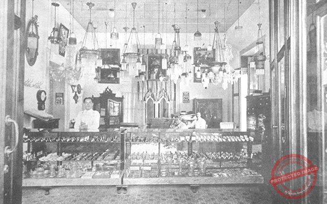 Cienfuegos. Departamento de joyería y escritorio de la casa Viuda de Villapol, Fernández y Ca. (Ca. 1919).