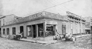 Cienfuegos. Vista exterior del establecimiento de la Viuda de Villapol, Fernández y Ca. (Ca. 1919).