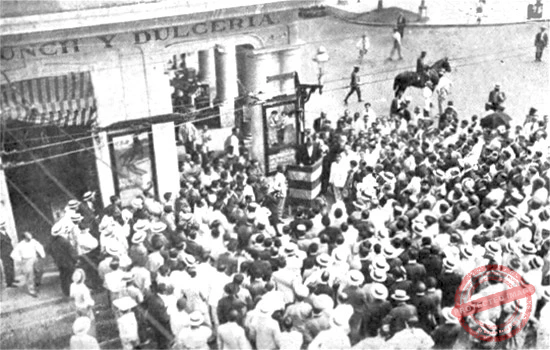 Multitud en Prado y Neptuno presenciando el acto de cambiar el nombre de esta última calle por el de “Juan Clemente Zenea” (Ca. 1919).