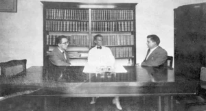 El ilustre abogado y escritor doctor Roque Garrigó en su despacho junto Miguel Ballester y Eduardo Sans (Sanduarsedo) Ca. 1919.