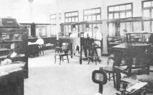 Banco Internacional en Cienfuegos. Interior de las oficinas y administrador Francisco Rodríguez (Ca. 1919).