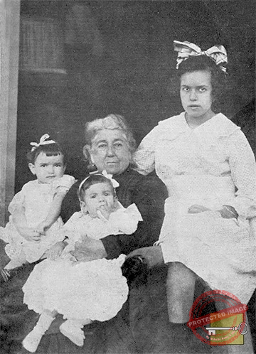 Bárbara Curbelo viuda de Escarza y sus nietas María Luisa, Olmara y Carmita.