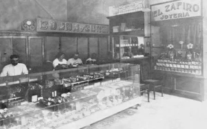 Aspecto interior de la joyería El Záfiro donde aparecen los señores de Buján y Suaz con Asunción Vázquez empleada de la casa (Ca. 1919).
