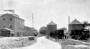 Central Hormiguero. Vagones para el transporte de caña e instalaciones (Ca. 1915).