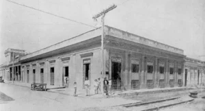 Cienfuegos. Vista exterior del comercio de Intriago y Pons (Ca. 1919).