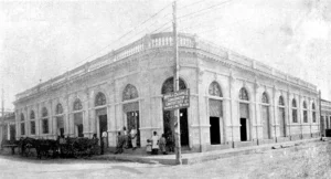 Cienfuegos. Vista exterior de la casa de comercio de Vital y Ferrer (Ca. 1919).