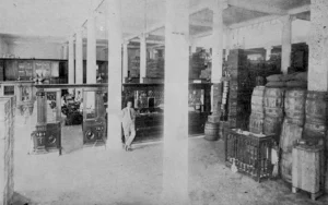 Cienfuegos. Vista interior y parcial del almacén de Vital y Ferrer (Ca. 1919).
