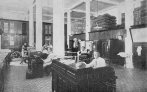 Cienfuegos. Vista interior del escritorio de la casa de comercio de Vital y Ferrer (Ca. 1919).