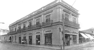 Fachada del almacén de peletería de Ruiloba y Compañía en Cienfuegos (Ca. 1917).