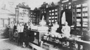 Frente del establecimiento para el despacho al público, de la droguería y farmacia La Cosmopolita (Ca. 1929).