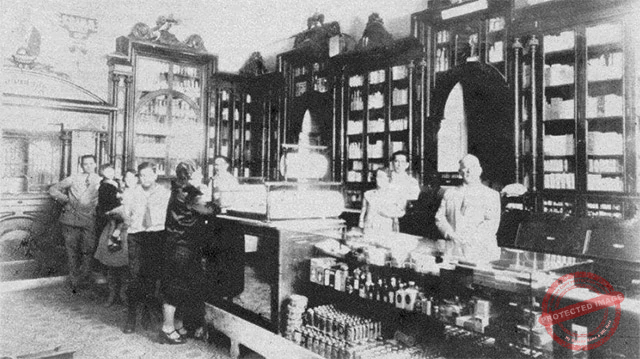 Frente del establecimiento para el despacho al público, de la droguería y farmacia La Cosmopolita (Ca. 1929).