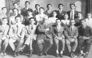 Propietario Dr. Regino de la Arena y empleados de la farmacia La Cosmopolita en Cienfuegos (Ca. 1919).