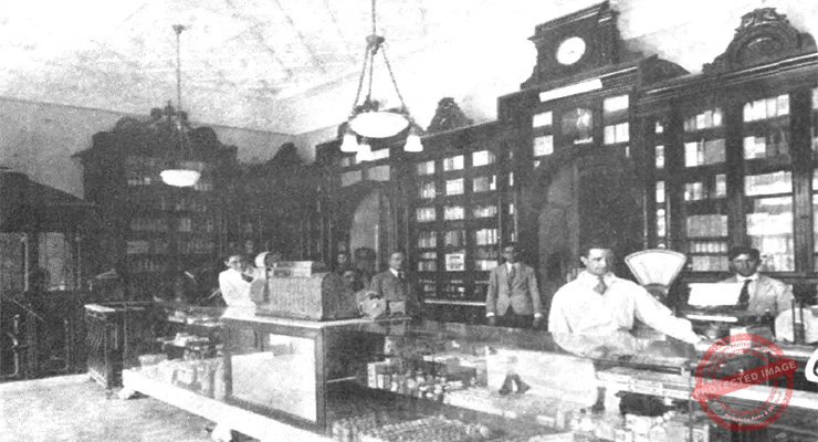 Vista interior de la gran farmacia La Cosmopolita en Cienfuegos (Ca. 1919).