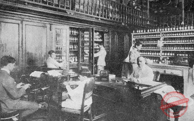Despacho del administrador Federico Castellanos, rodeado de sus auxiliares en la Farmacia La Purísima (Ca. 1919).