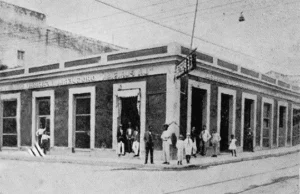 Vista exterior del edificio de la Farmacia La Purísima en Cienfuegos (Ca. 1919).