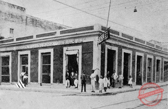 Vista exterior del edificio de la Farmacia La Purísima en Cienfuegos (Ca. 1919).