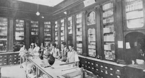Vista interior de la Farmacia La Purísima en Cienfuegos (Ca. 1919).