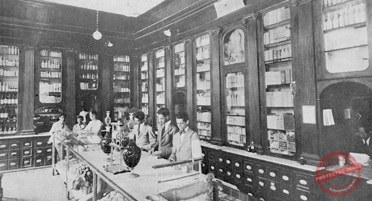 Vista interior de la Farmacia La Purísima en Cienfuegos (Ca. 1919).