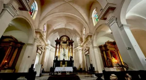 Vista desde la nave central hacia El Presbiterio y Altar Mayor de la Catedral Purísima Concepción en Cienfuegos (Ca. 2025).
