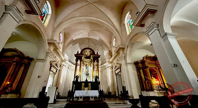 Vista desde la nave central hacia El Presbiterio y Altar Mayor de la Catedral Purísima Concepción en Cienfuegos (Ca. 2025).