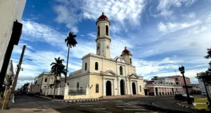 Edificio de la Iglesia Catedral Purísima Concepción en Cienfuegos (Ca. 2025).
