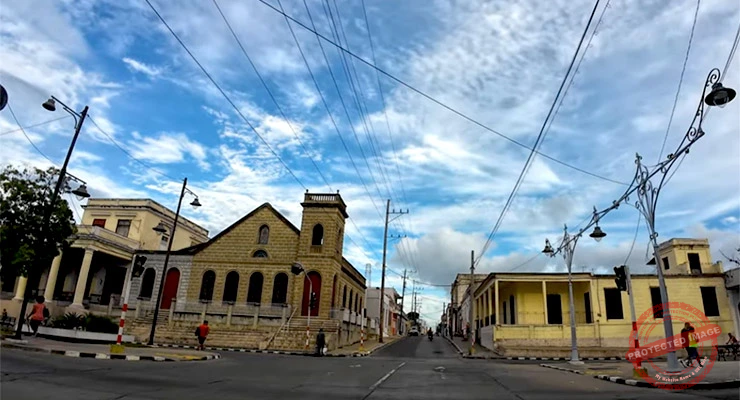 Edificio de la Iglesia Metodista Episcopal del Sur en la esquina de Prado y Santa Cruz, Cienfuegos (Ca. 2025).