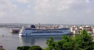 Crucero de la firma MSC Cruises atracado a los antiguos muelles y almacenes de la Port of Havana Docks Company (Julio 2018).